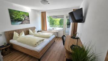 Standard-Doppelzimmer, Balkon, Gartenblick | Schreibtisch, laptopgeeigneter Arbeitsplatz, Verdunkelungsvorhänge