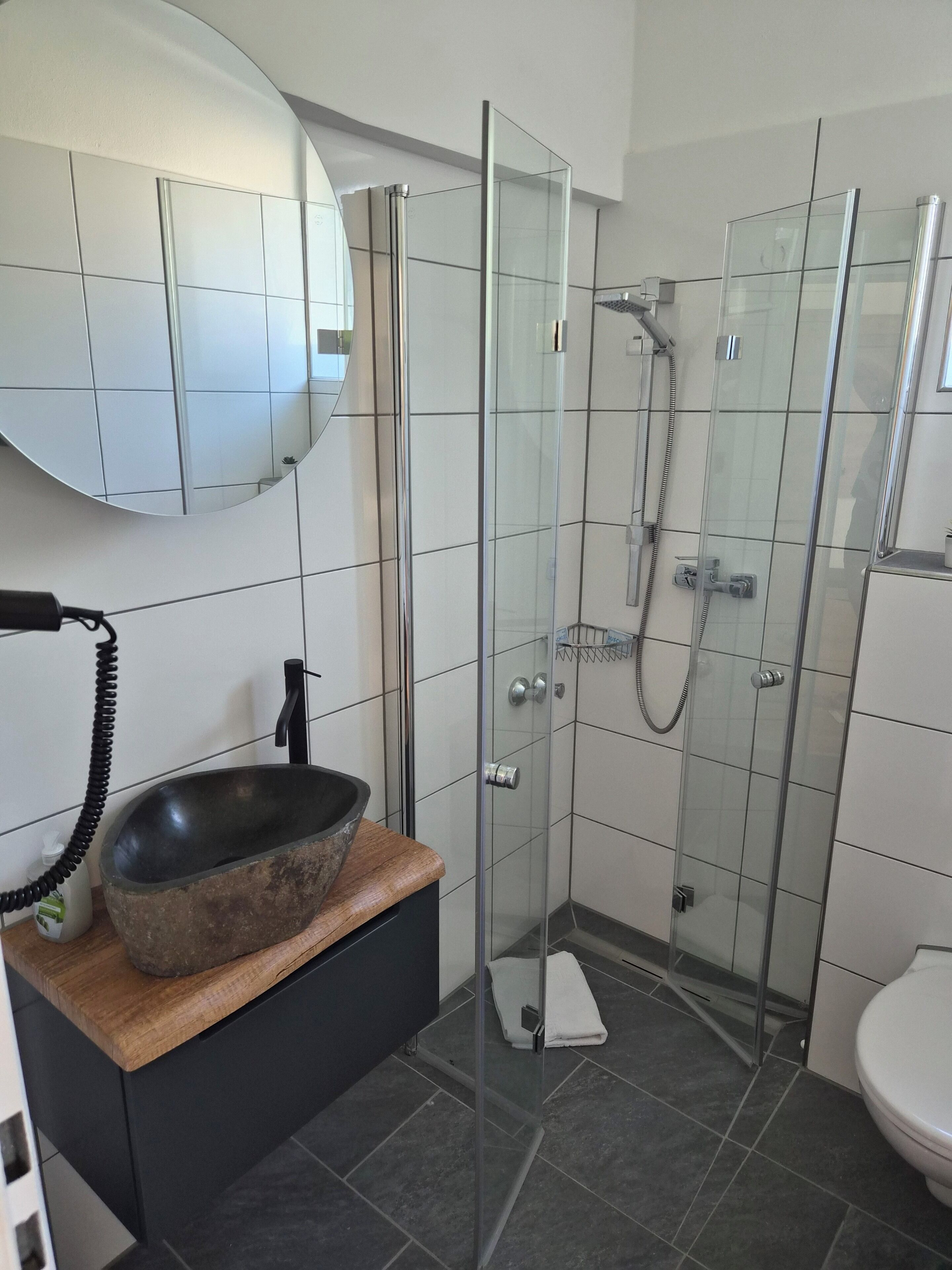 Standard-Doppelzimmer, Balkon, Gartenblick | Badezimmer | Dusche, Haartrockner, Handtücher, Seife