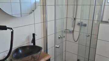 Standard-Doppelzimmer, Balkon, Gartenblick | Badezimmer | Dusche, Haartrockner, Handtücher, Seife