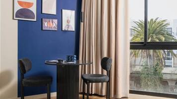 Standard-studiosviitti, kaupunkinäköala | Ruokailu