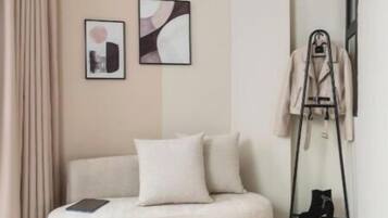 Standard Studio Suite, City View | Interior