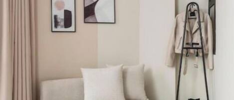 Standard Studio Suite, City View | Interior