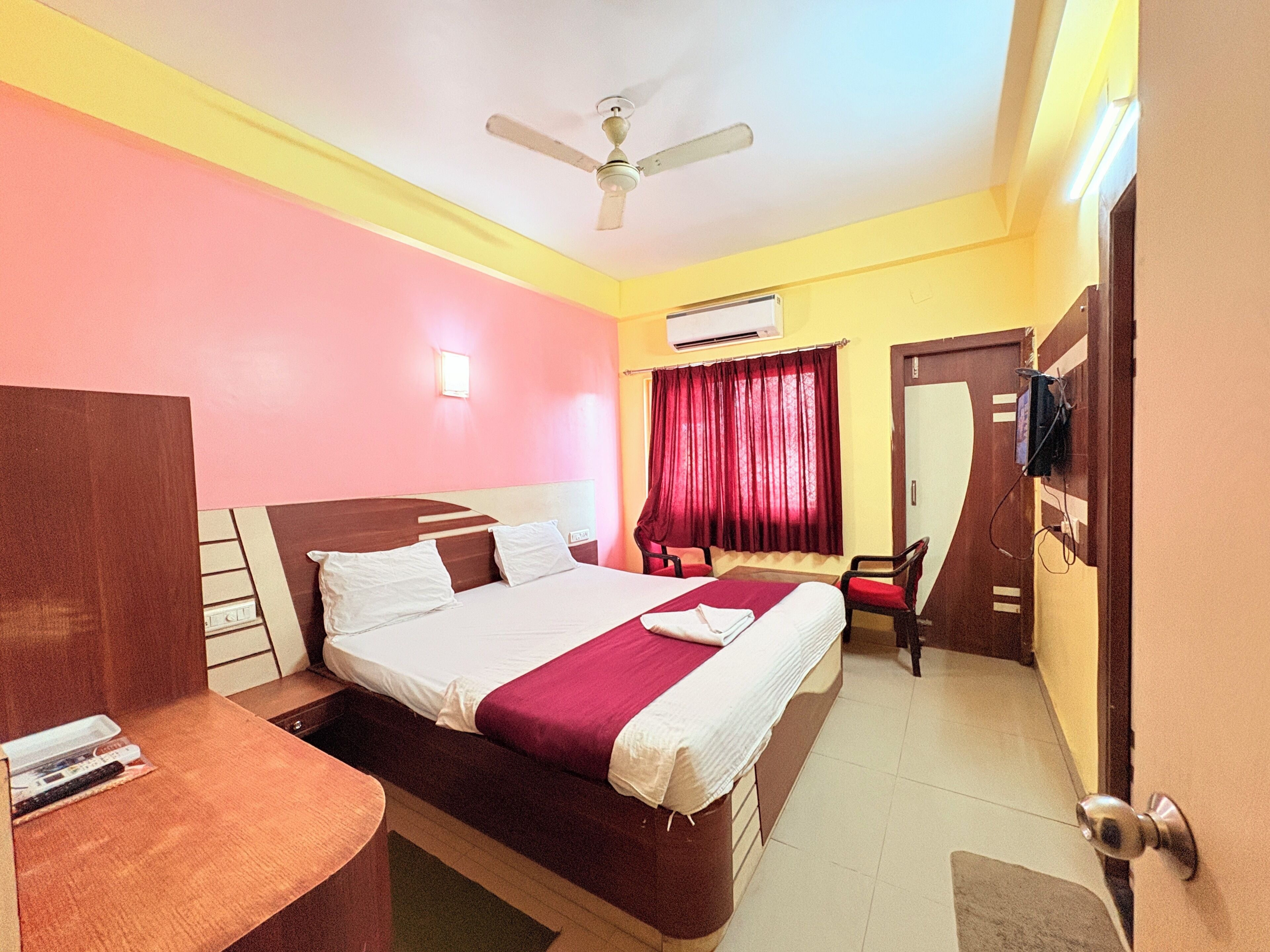 Superior Double Room, City View | Desk, free WiFi