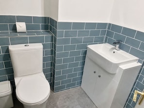 Shower, towels, shampoo, toilet paper - Central Cosy 1  Bed Apartment with Wi-fi (North Northamptonshire)