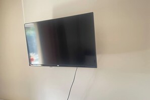 Television - Central Cosy 1  Bed Apartment with Wi-fi (North Northamptonshire)