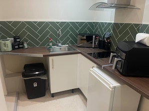 Fridge, microwave, stovetop, toaster - Central Cosy 1  Bed Apartment with Wi-fi (North Northamptonshire)