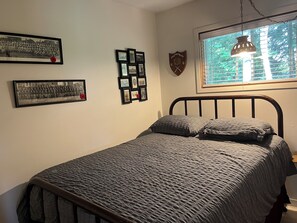 3 bedrooms, desk, WiFi (free), bed sheets