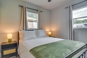 A single bed with white bedding, a green throw blanket, and two bedside lamps. - 4 Mi to Beach! Dual-unit Safety Harbor Retreat (Safety Harbor)