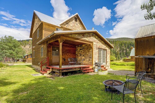 < 1 Mi to Trails & Slopes: Red River Home
