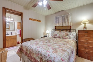 A bedroom with a bed, dresser, vanity, and a ceiling fan. - Charming Resort Cabin at Lake Hiwassee! (Murphy)