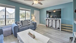 A living room with a sofa, coffee table, and a ceiling fan. - Steps to Beach! 2-unit Combo w/ Pool Access in PCB (Panama City Beach)