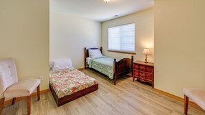 A bedroom with two beds, a chair, a nightstand, and a lamp. - Great for Families! Spacious Retreat in Lynnwood (Lynnwood)
