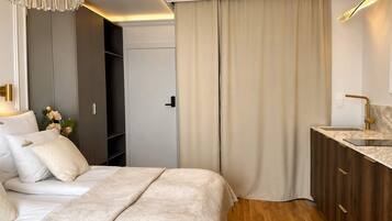Iron/ironing board, travel crib, WiFi, bed sheets