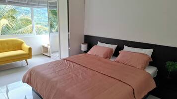 3 bedrooms, iron/ironing board, WiFi, bed sheets