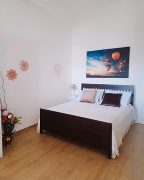 Apartament, vistes al pati | Cortines opaques, planxa i posts de planxar i wifi gratuïta 