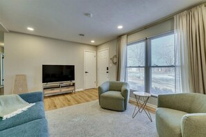 Living area - Renovated 3-bedroom house in Martinez (Martinez)
