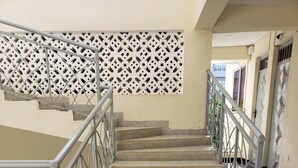 Un escalier avec des rampes en métal et un panneau décoratif mural.