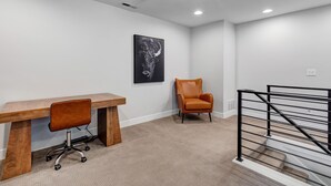 A room with a desk, office chair, and a single brown leather chair. - Grill-Mnt Views-Private Hot Tub-King Bed-Sleeps 12 | Moose Mgmt 1132 (Park City)