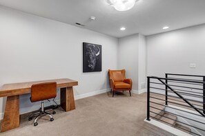 A room with a desk, office chair, and a single brown leather chair. - Grill-Mnt Views-Private Hot Tub-King Bed-Sleeps 12 | Moose Mgmt 1132 (Park City)