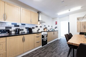 Private kitchen - Bayview Apartment by Guestz (Morecambe)