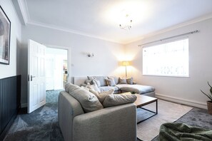 Living area - Bayview Apartment by Guestz (Morecambe)