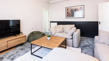 Family Apartment, 2 Bedrooms, Non Smoking | Living area