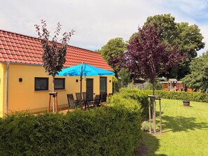Outdoor dining - KaLa Vacation Home—a place where you'll have everything you need! (Penzlin)