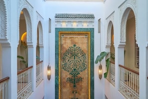 المنشأة من الداخل