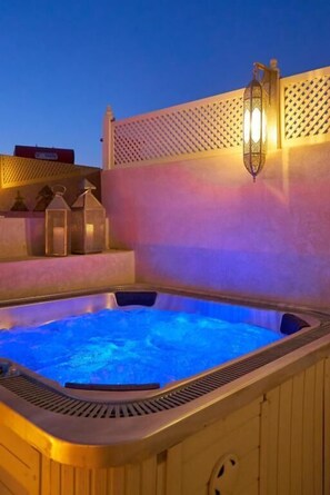 Outdoor spa tub - Luxury Private Riad Taj 2Min Jemaa Lefna (Marrakech)