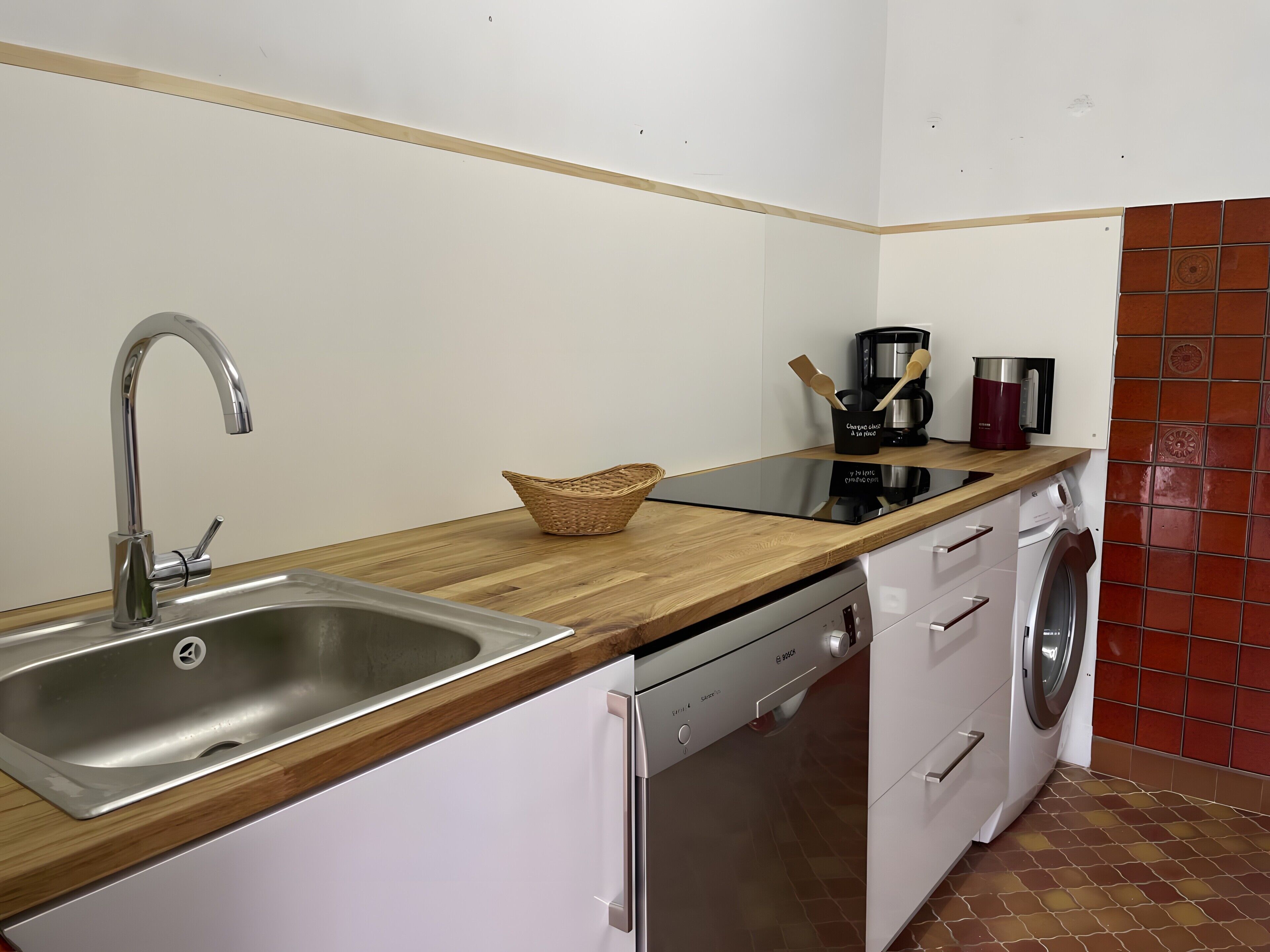 Coffee/tea maker, fridge, microwave, oven