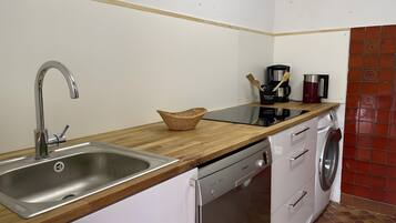 Coffee/tea maker, fridge, microwave, oven