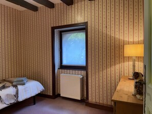 Room - Gîte "Le Faisan" with Private Terrace, Enclosed Garden, and Wifi (Audes)