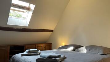 3 bedrooms, iron/ironing board, WiFi, bed sheets