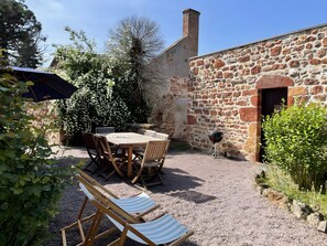 Outdoor dining - Gîte "Le Faisan" with Private Terrace, Enclosed Garden, and Wifi (Audes)