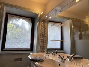 Bathroom - Gîte "Le Faisan" with Private Terrace, Enclosed Garden, and Wifi (Audes)