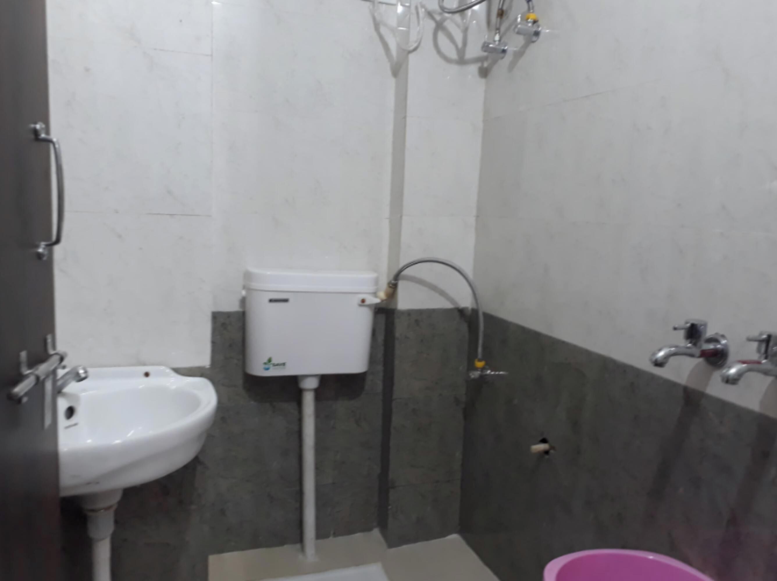 Shower, free toiletries, towels