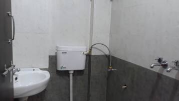 Shower, free toiletries, towels