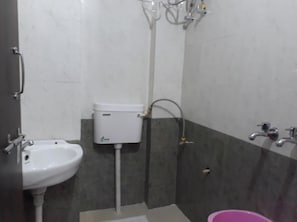 Regadera, amenidades de baño gratuitas, toallas