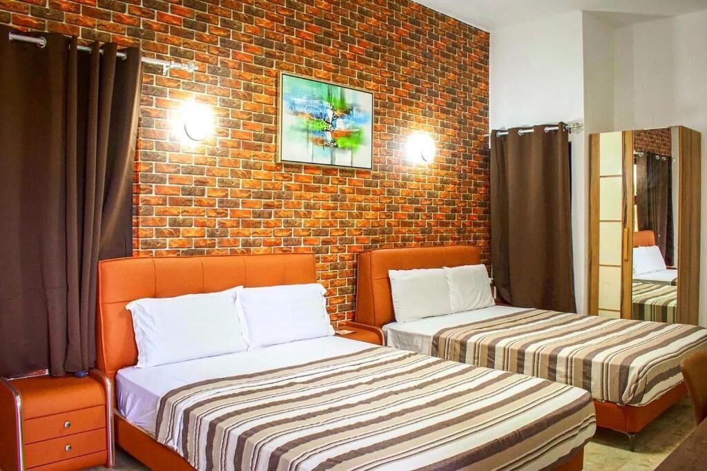 Habitación familiar, balcón, vista al patio | Caja de seguridad en la habitación, insonorización y wifi gratis 