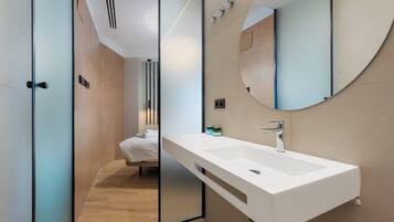 Estudio | Baño | Artículos de higiene personal gratuitos, secador de pelo y toallas