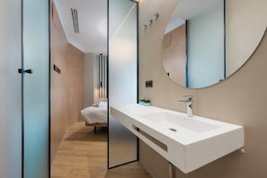 Estudio | Baño | Artículos de higiene personal gratuitos, secador de pelo y toallas