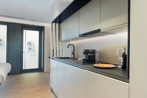 Máquina de café espresso, cafetera o tetera, frigorífico y microondas