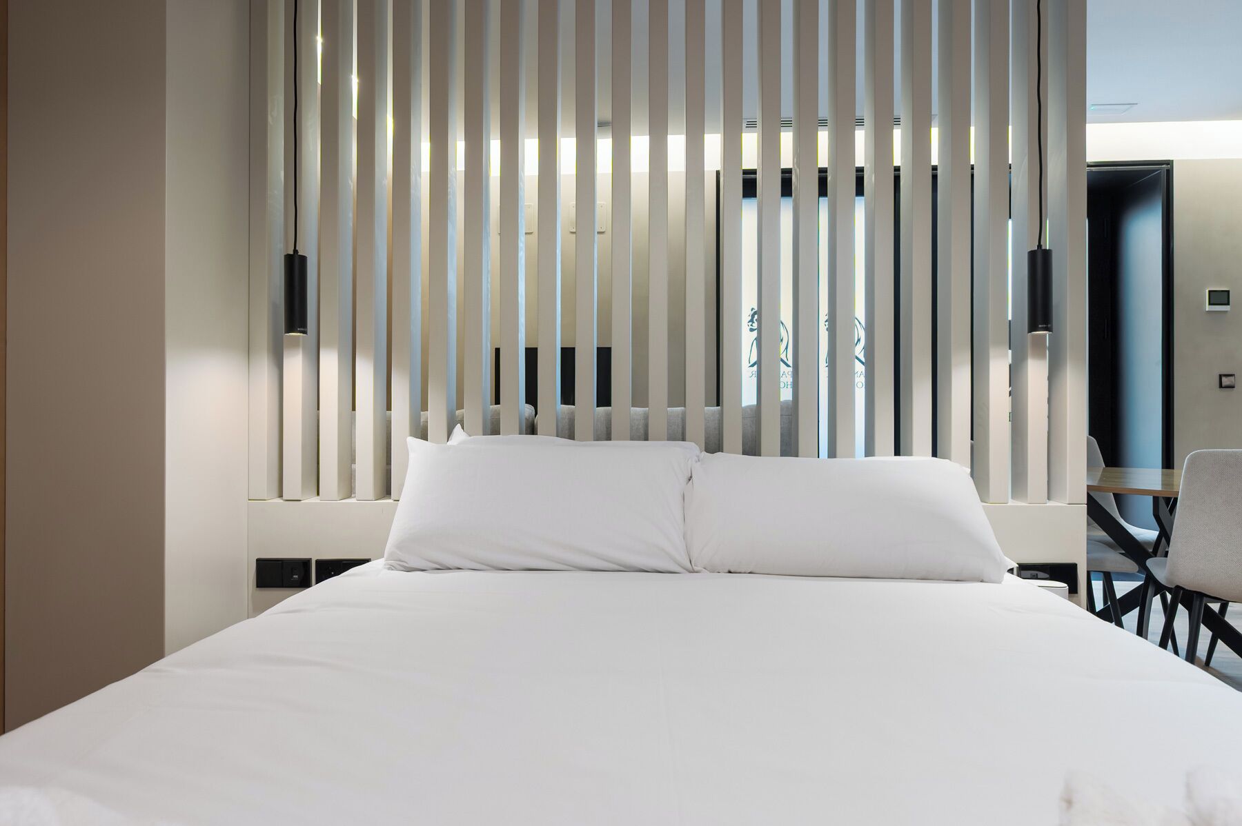 Una habitación de hotel con una cama grande, un escritorio y una silla.