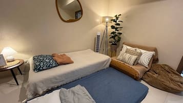 Escritorio, espacio para trabajar con laptop y cortinas blackout