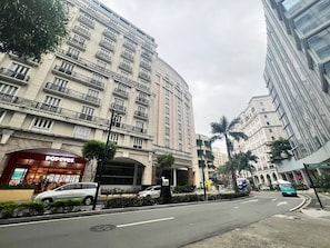 Um edifício com vários andares e um restaurante 'Popeyes' bem visível no térreo.