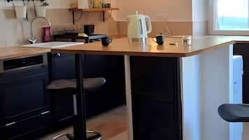 Cafetière/bouilloire, réfrigérateur, micro-ondes, four