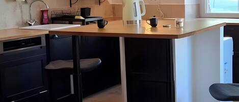 Cafetière/bouilloire, réfrigérateur, micro-ondes, four