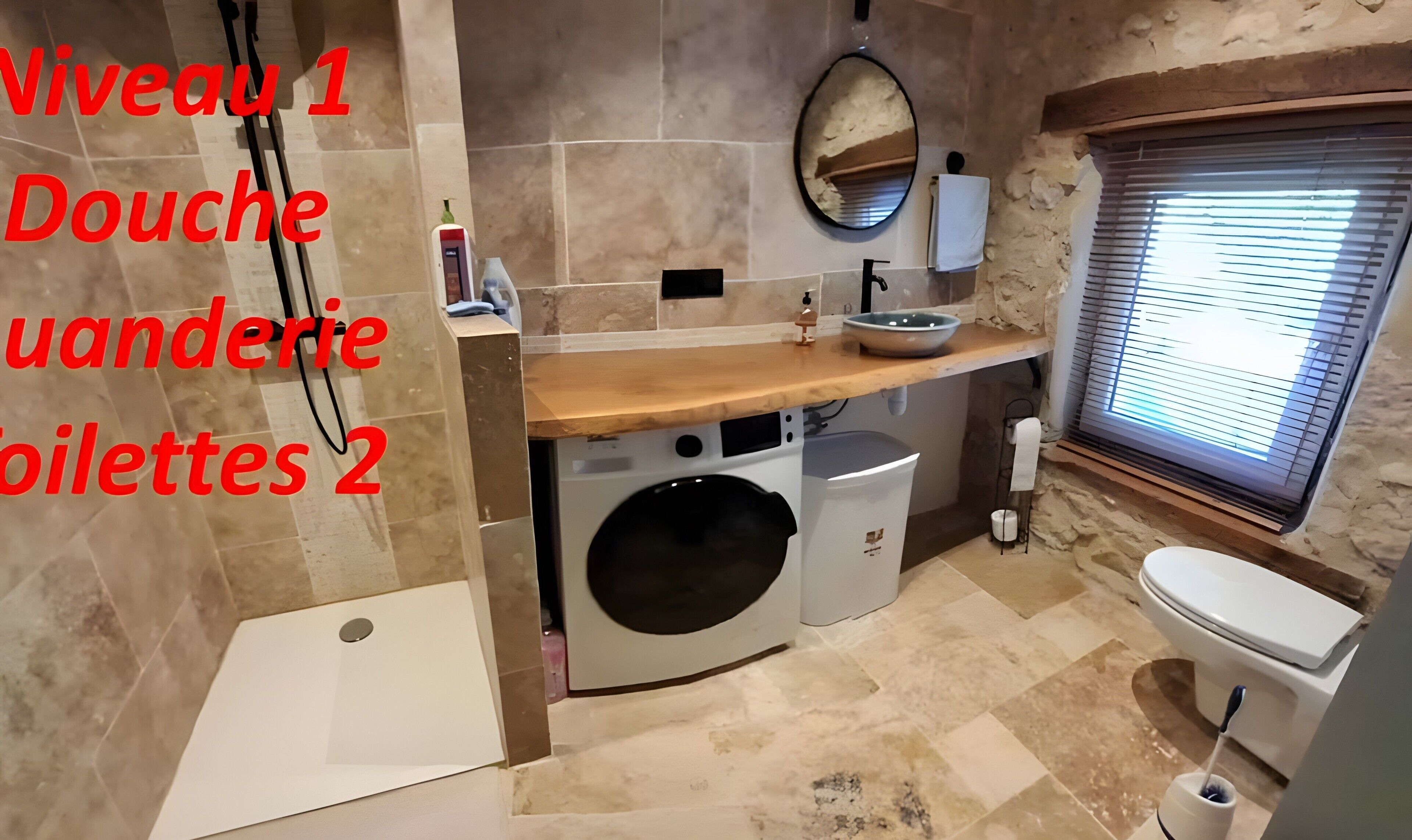 Douche, sèche-cheveux, serviettes fournies