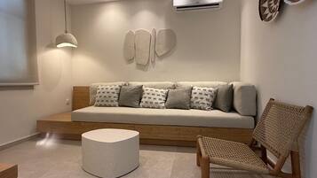 Deluxe Apartment, Beach View | Living area