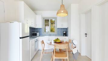 Deluxe Apartment, Beach View | Private kitchen